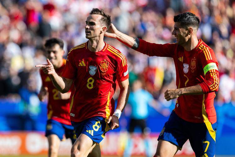 aoa体育培训-包含热那亚后卫孤注一掷切断对方进攻的词条