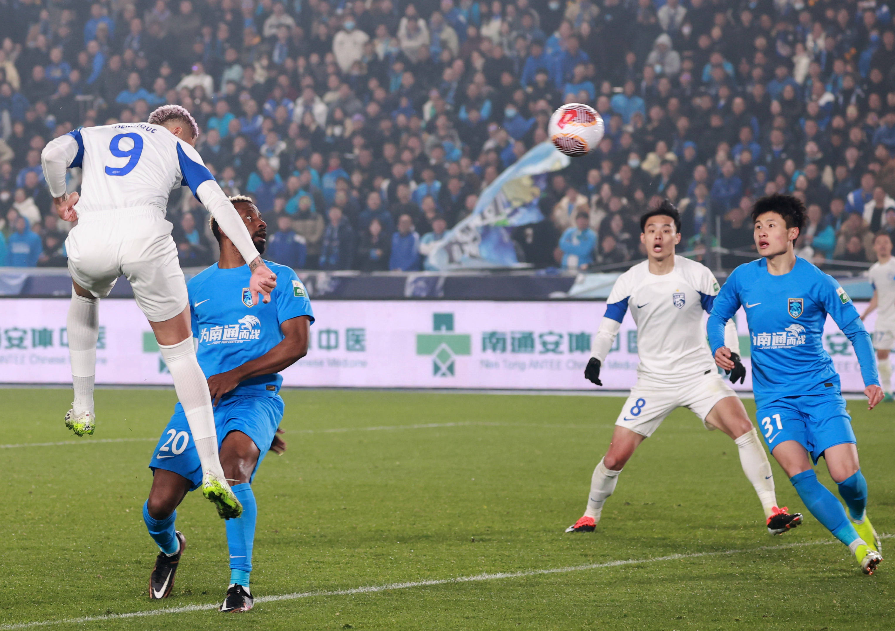 关于职业足球比赛火热进行,球员实力大比拼的信息 关于职业足球比赛火热进行,球员实力大比拼的信息