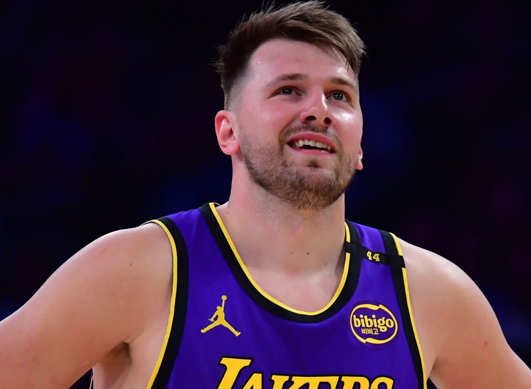 aoa体育馆-独行侠后卫东契奇成为比赛中的关注焦点