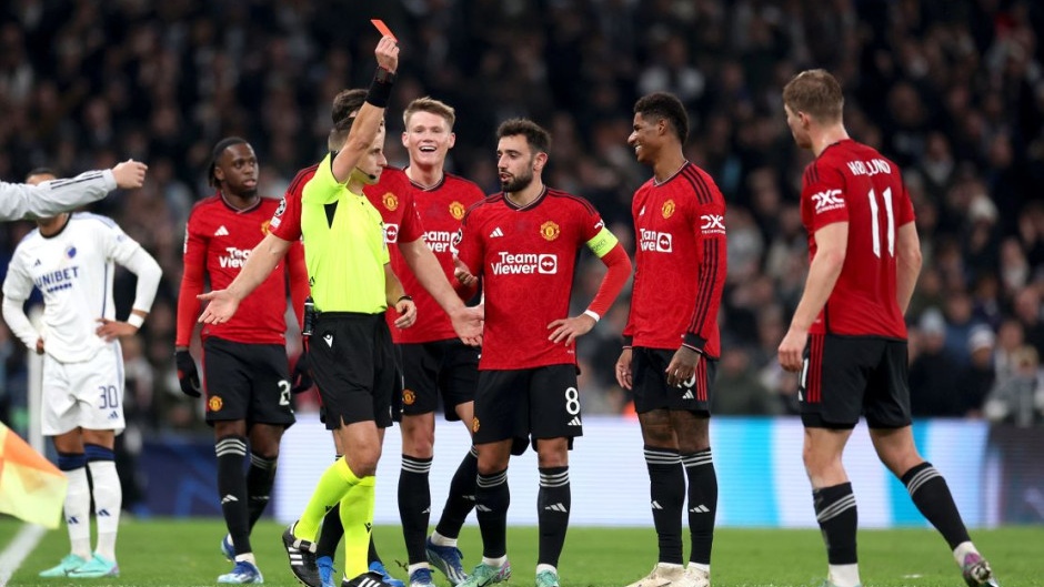 aoa体育课程-曼联前锋身手敏捷，连续进球助球队取胜