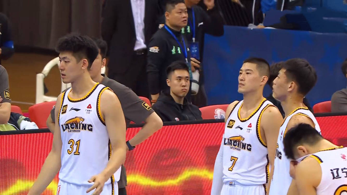 aoa体育培训-球队后卫出色发挥，带领球队取胜