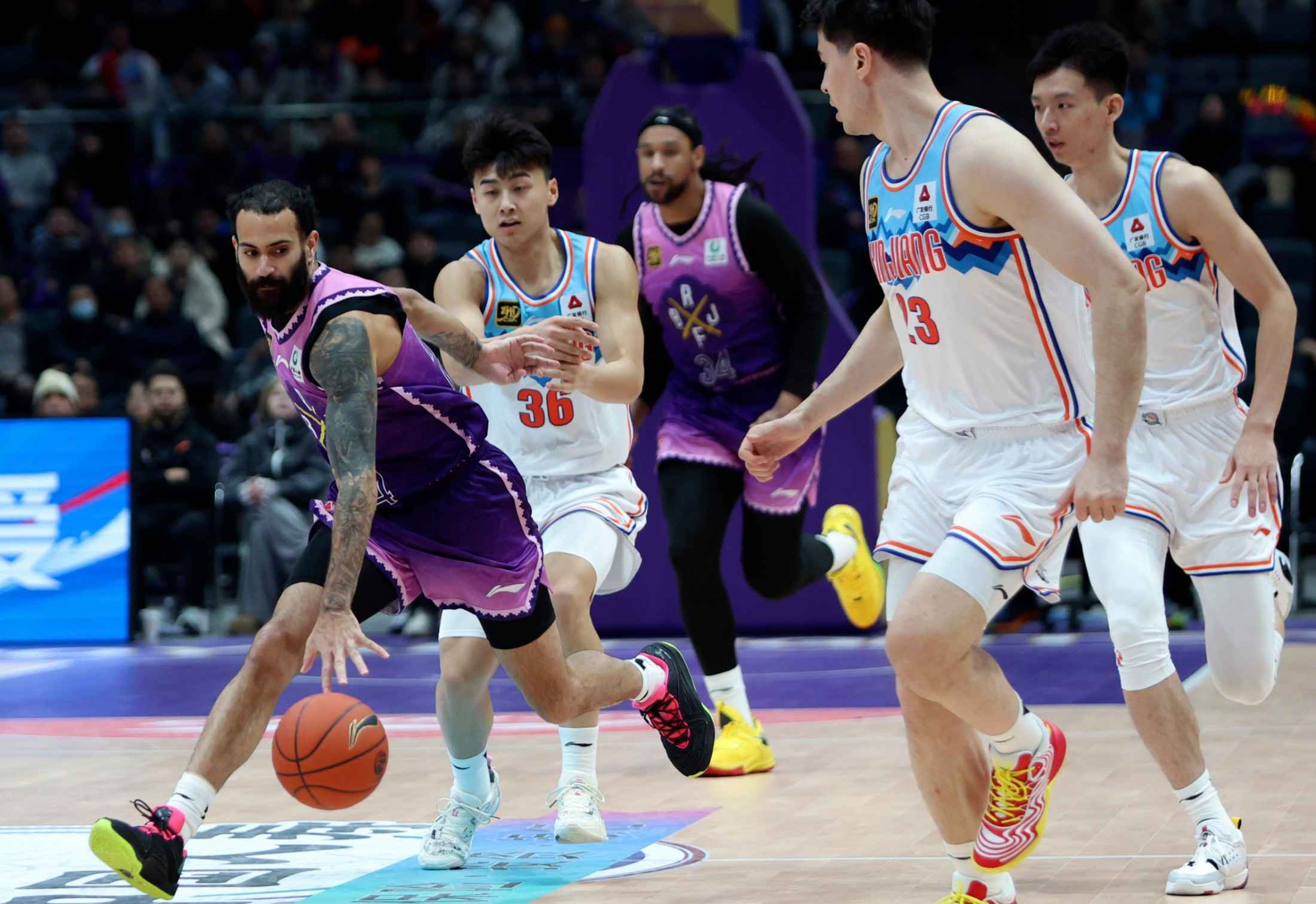 球队后卫出色发挥,带领球队取胜 球队后卫出色发挥,带领球队取胜