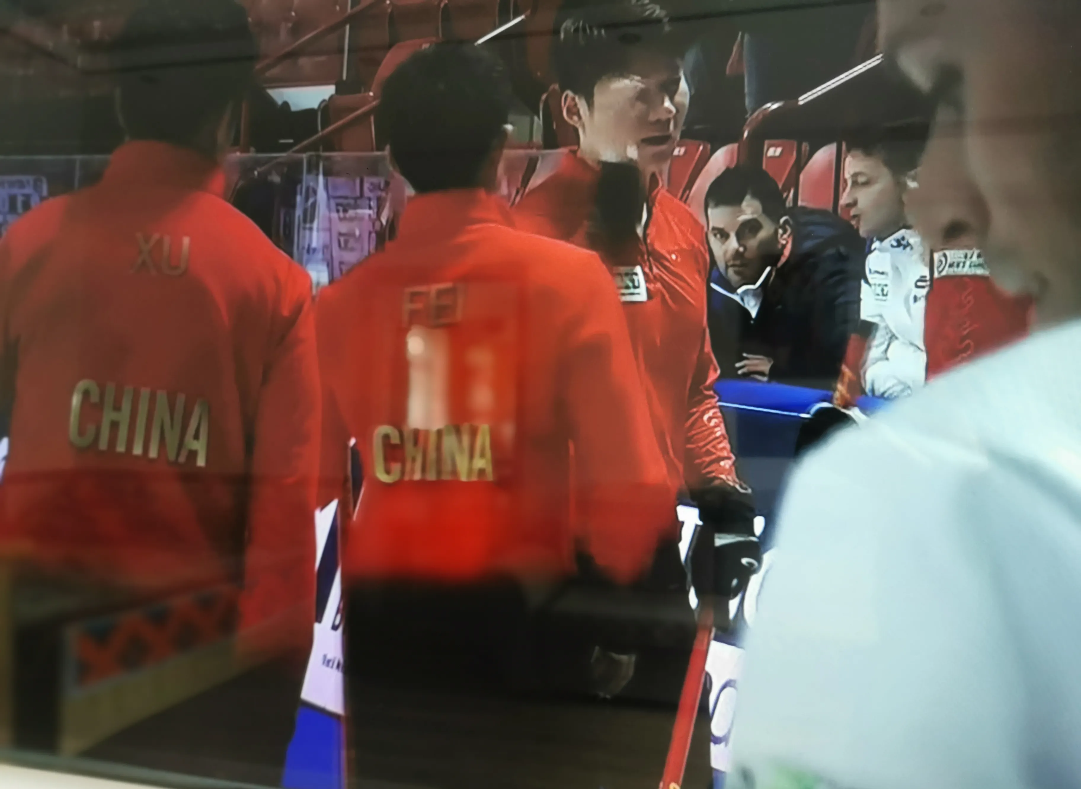 比赛中队员越位争议,场面混乱 比赛中队员越位争议,场面混乱