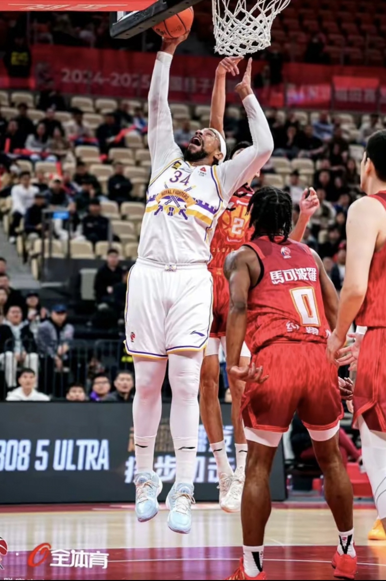 深圳男篮主场力克对手,夺得胜利 深圳男篮主场力克对手,夺得胜利