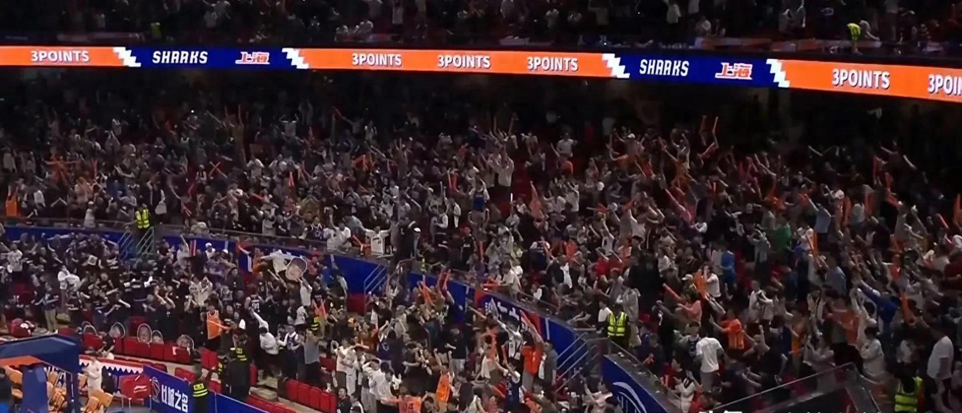 aoa体育课程-球场上的激烈对抗引发球迷狂热