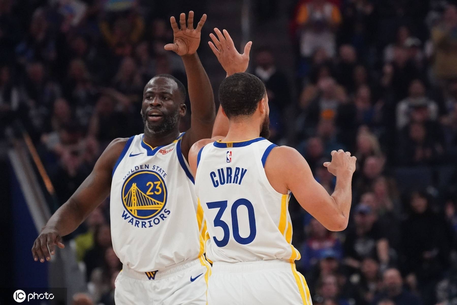 勇士客场击败活塞,取得胜利 勇士客场击败活塞,取得胜利