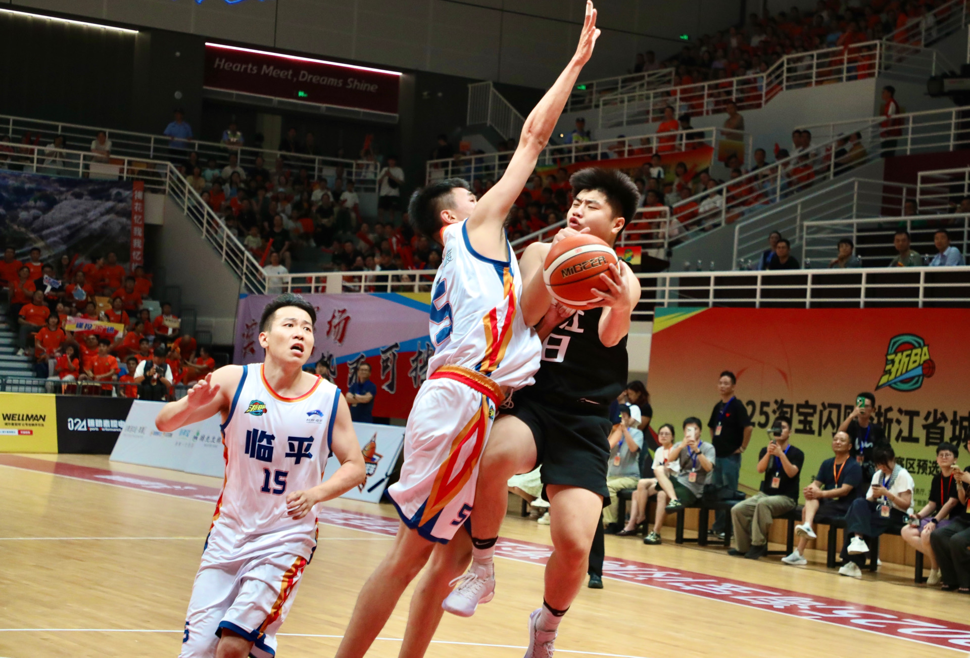 aoa体育新闻-关于运动场上的激战如火如荼，观众热情高涨的信息